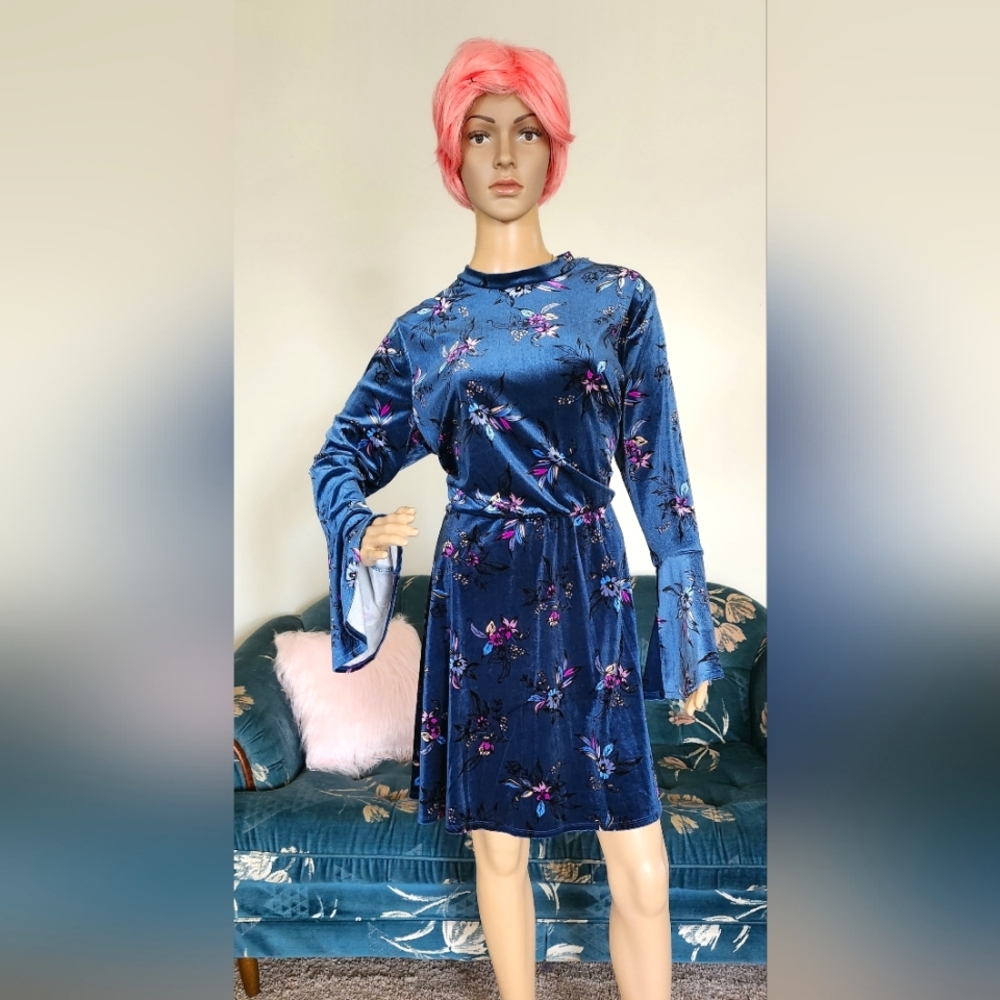 Beautiful 60s/70s Style Floral Dress w/ Flare Sleeves